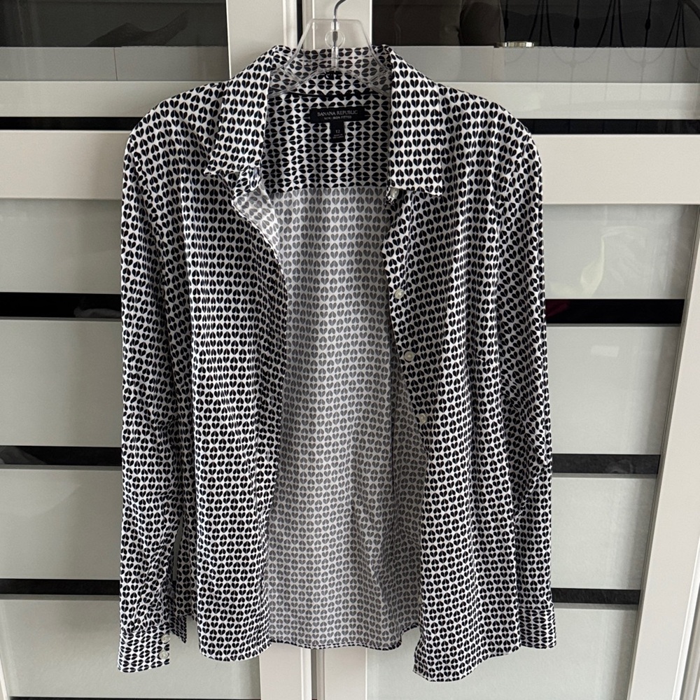 Banana Republic Black and White Button Down Collar Shirt